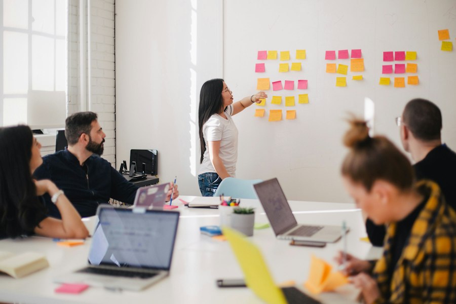 Empresarios colaborando en oportunidades de crecimiento